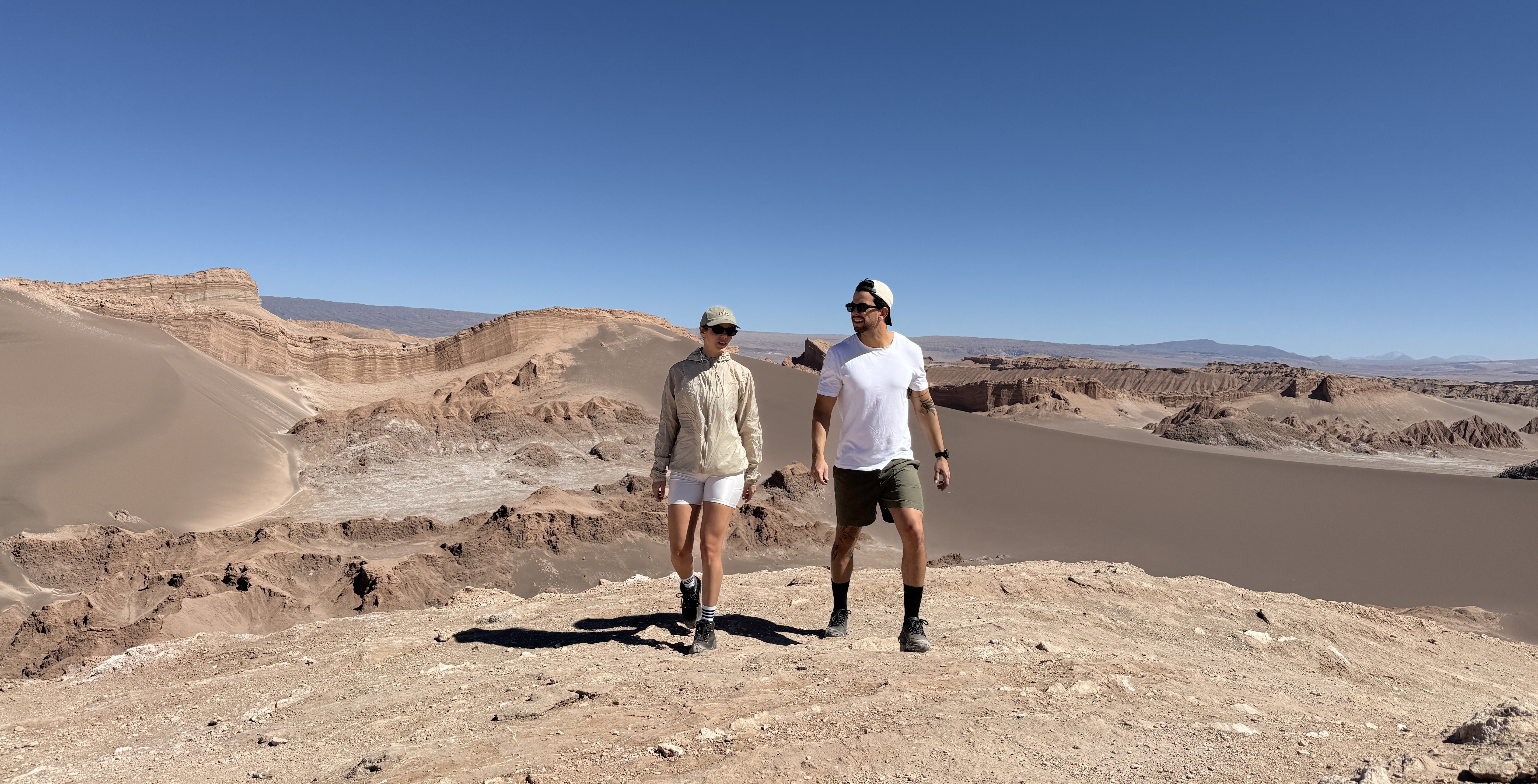 Casal no deserto do Atacama
