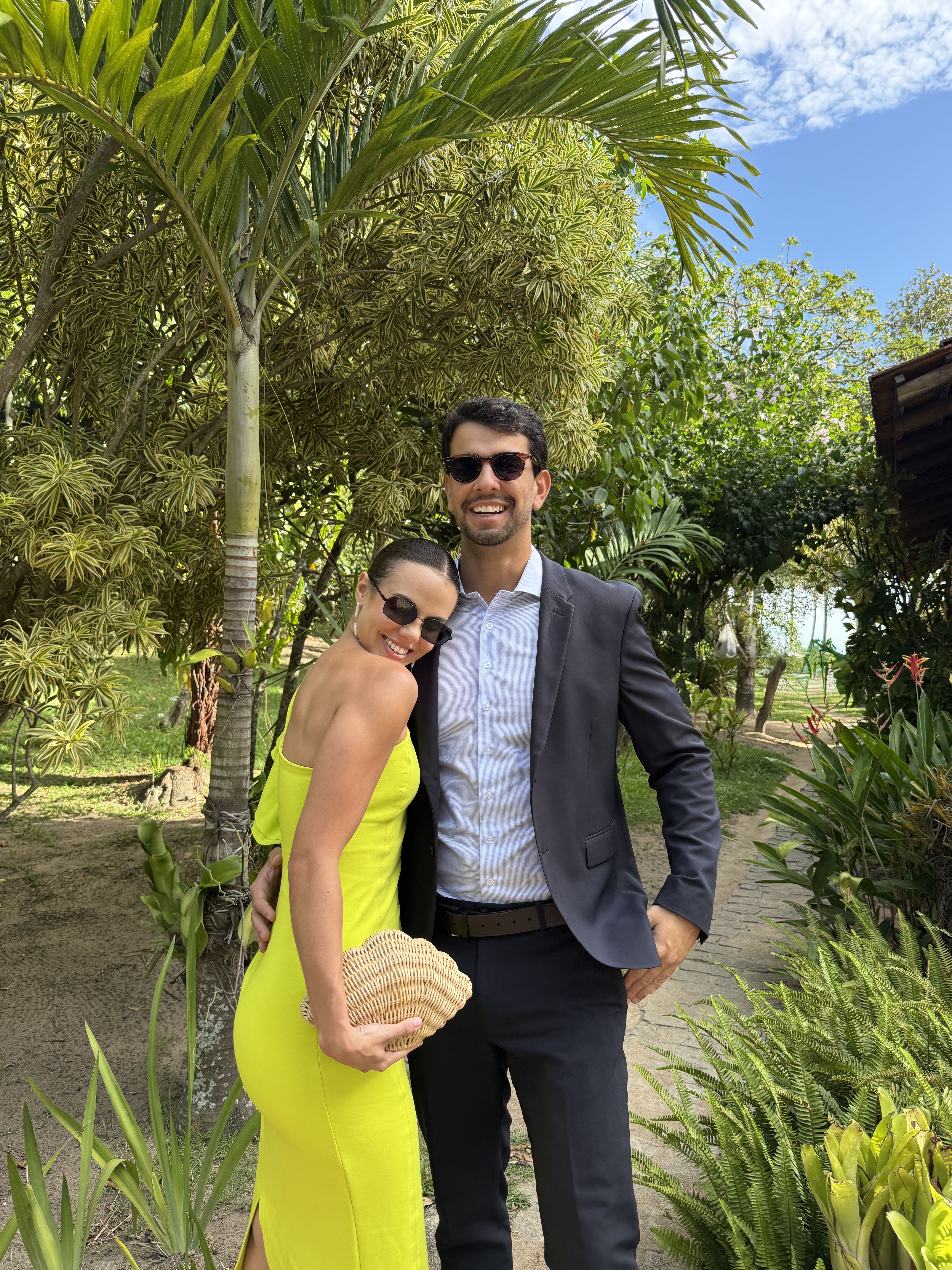 Casal em evento ao ar livre