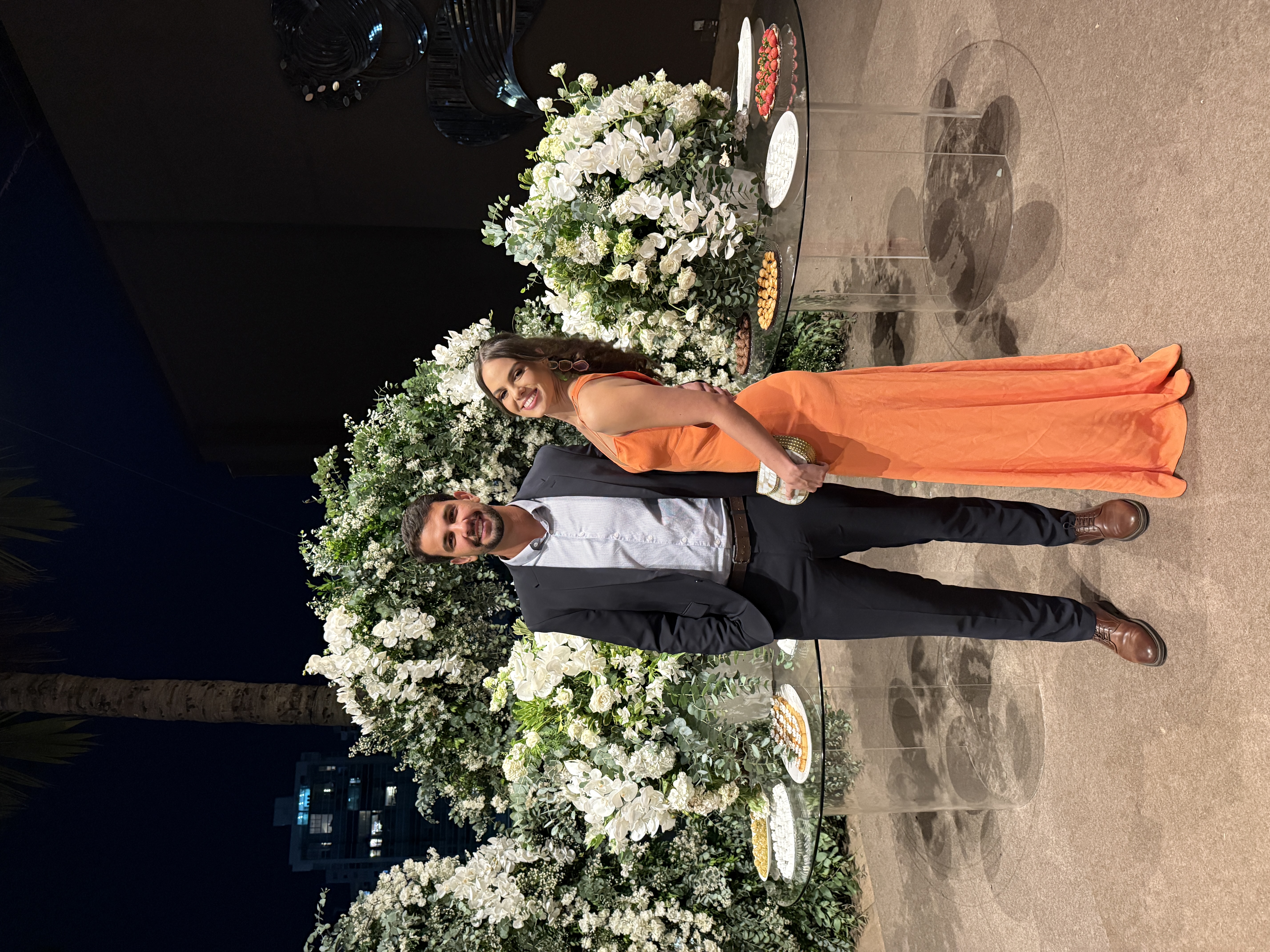 Casal em evento com flores